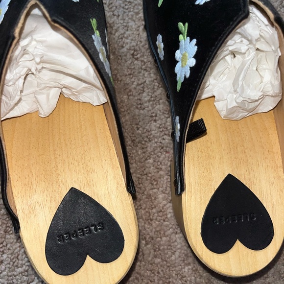 Sleeper Matilda Daisies Embroidered Clogs in Black Size 7 - Picture 5 of 12